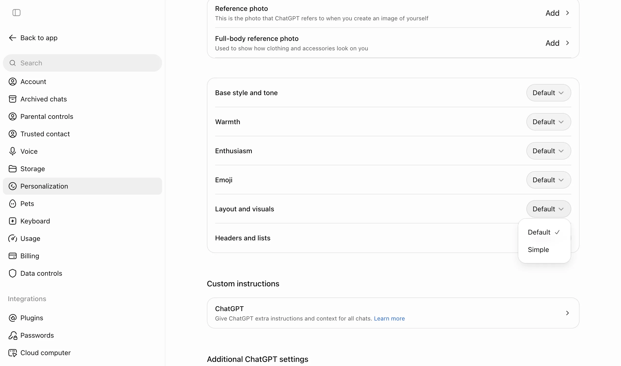 Settings > Personalization. Layout and visuals offers Default or Simple, between Emoji and Headers and lists.